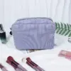 Trousse de toilette personnalisée présentée comme cadeau mariage pour demoiselle d'honneur