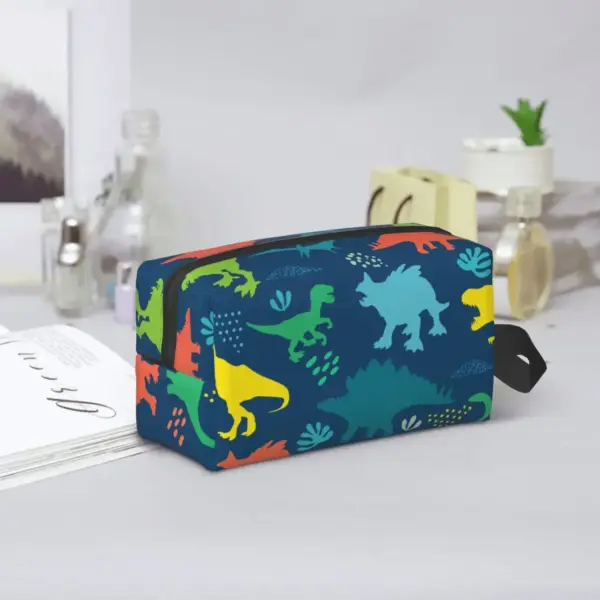 Gros plan sur les illustrations de dinosaures colorés sur trousse de toilette enfant