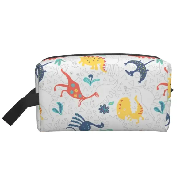 Trousse de toilette dinosaure posée sur lavabo avec produits d'hygiène enfant