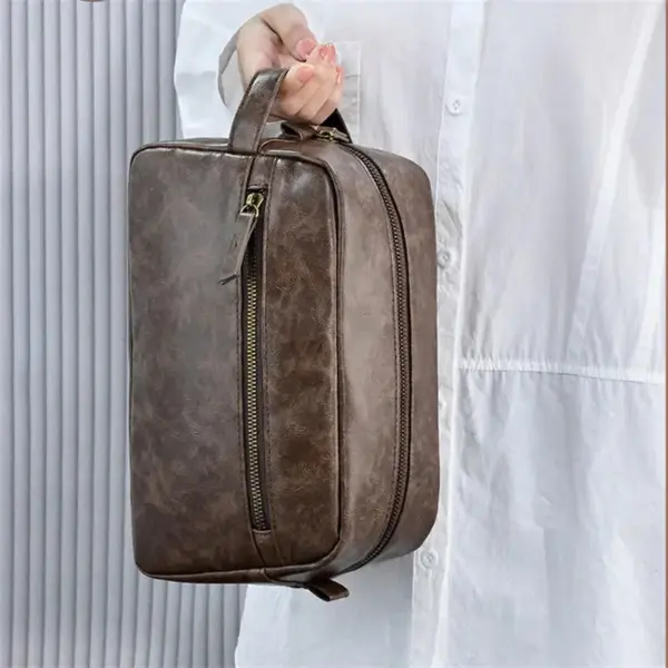 Trousse de toilette en cuir noir avec fermeture zippée