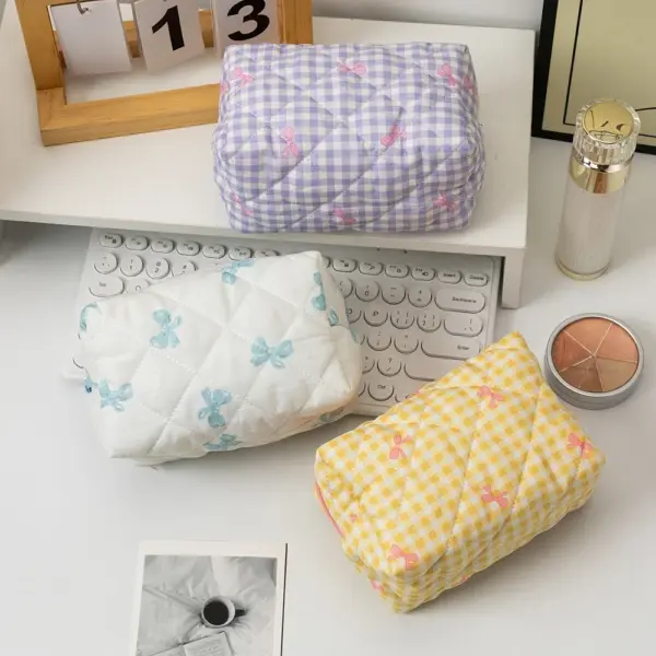 Gros plan sur le tissu coton à carreaux avec imprimé floral délicat de la trousse