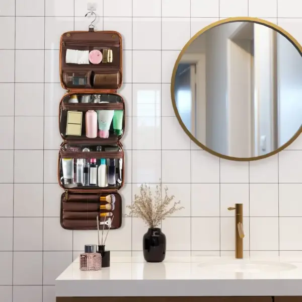 Trousse de toilette suspendue en situation d'utilisation dans une salle de bain lors d'un voyage