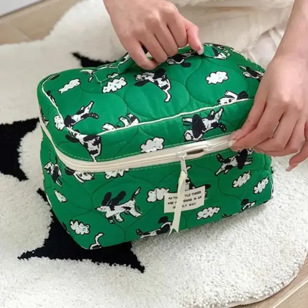 Vue intérieure de la trousse en coton montrant la grande capacité de rangement et la doublure