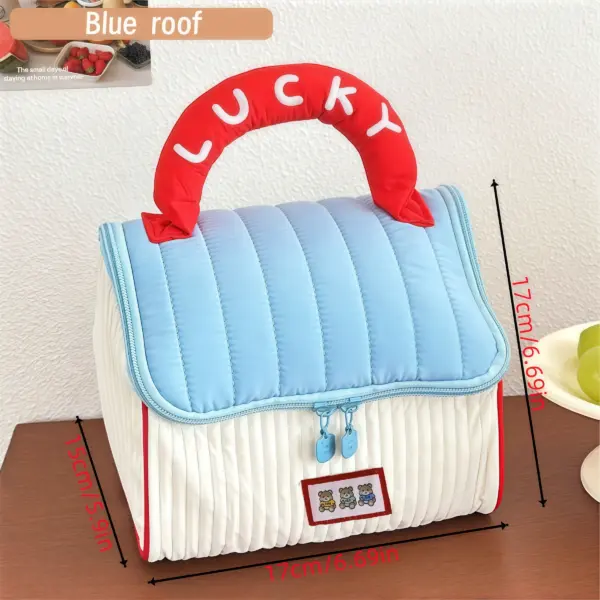 Gros plan sur le design cartoon coloré représentant une cabane sur la trousse en coton