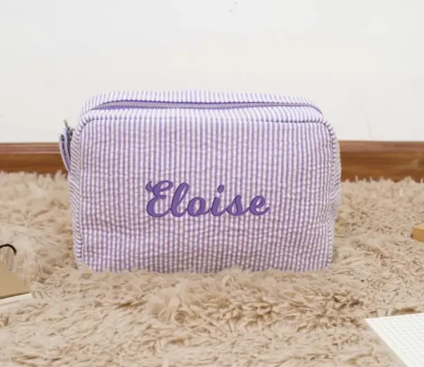 Ouverture large montrant l'intérieur spacieux de la trousse en coton seersucker