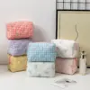 Trousse de toilette fleurie ouverte montrant l'intérieur spacieux et la fermeture zippée
