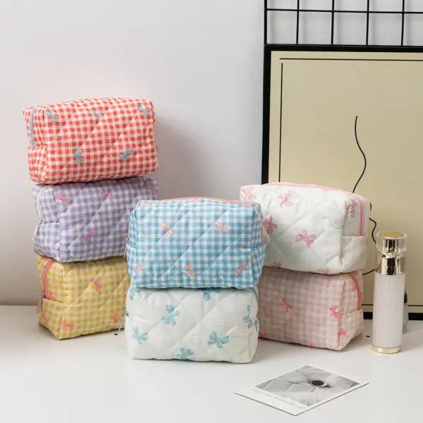 Trousse de toilette fleurie ouverte montrant l'intérieur spacieux et la fermeture zippée