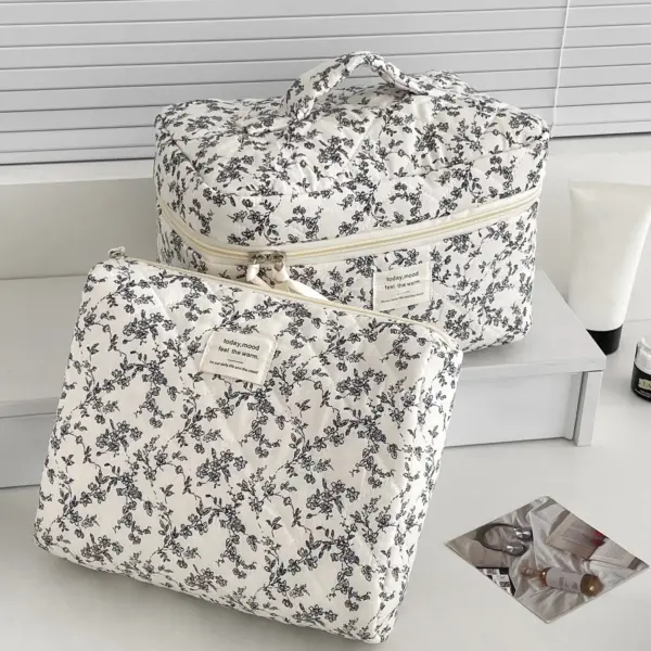 Vue intérieure de la trousse de toilette matelassée montrant l'espace de rangement généreux et la doublure protectrice