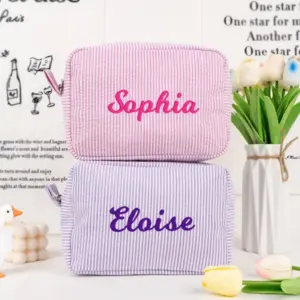 Trousse de toilette personnalisée avec broderie prénom en coton seersucker à rayures