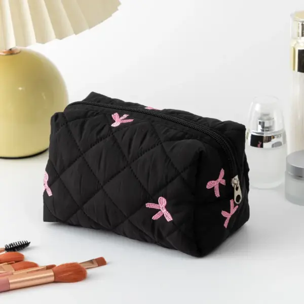 Face arrière de la trousse de toilette en coton avec imprimé floral à carreaux