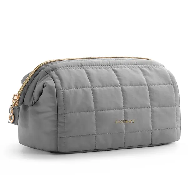 Gros plan sur le tissu Taslan doux et matelassé de la trousse de toilette femme