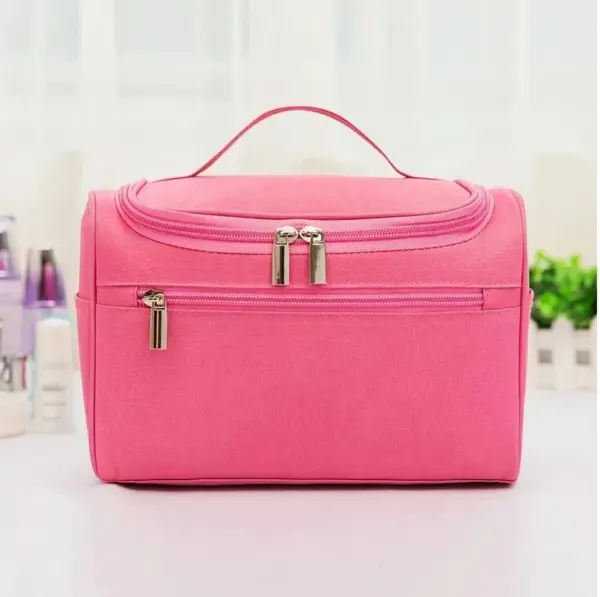 Trousse de toilette personnalisée présentée comme idée cadeau unique avec prénom