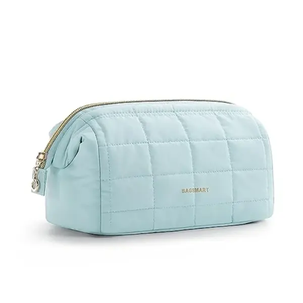 Vue complète de l'intérieur organisé de la trousse de toilette femme avec tous les cosmétiques rangés