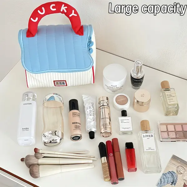 Fermeture éclair ouverte dévoilant l'intérieur spacieux de la trousse à motifs cabane