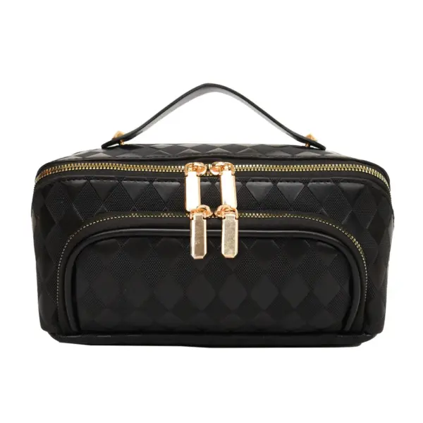 Démonstration de la capacité de rangement avec produits de maquillage et soins organisés dans les compartiments