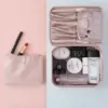 Trousse grande capacité contenant flacons, cosmétiques et accessoires de beauté organisés