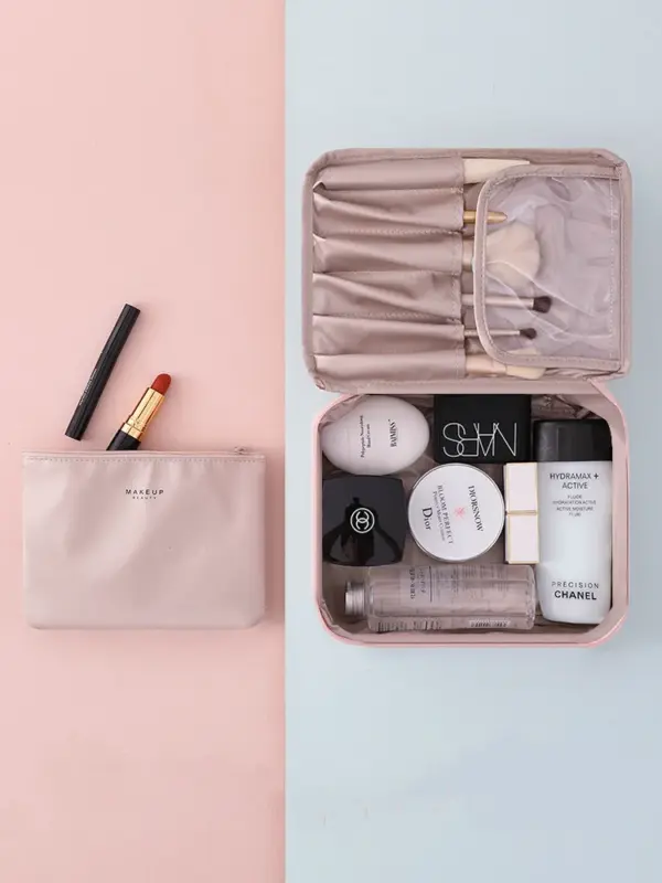 Trousse grande capacité contenant flacons, cosmétiques et accessoires de beauté organisés