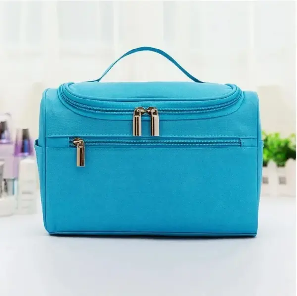 Trousse personnalisée remplie de produits cosmétiques et accessoires de toilette