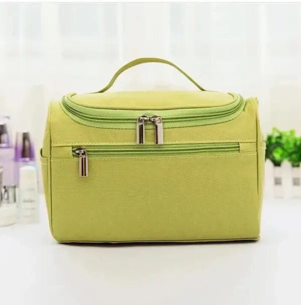 Trousse de toilette personnalisée pliée montrant son côté compact pour le transport