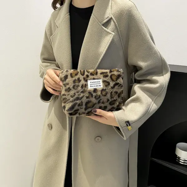 Gros plan sur le motif léopard et la texture douce en milk cotton de la trousse