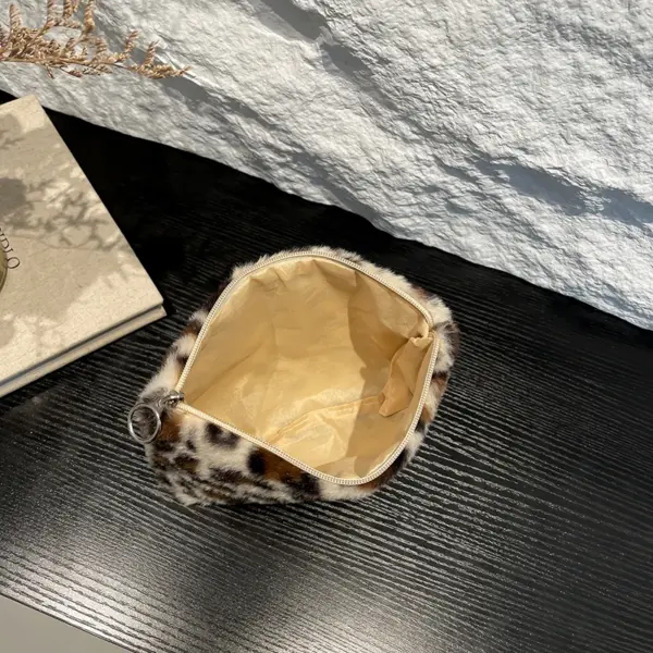 Trousse de toilette léopard posée sur valise pour voyage et déplacement