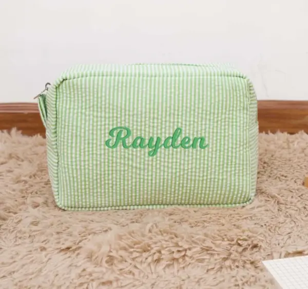 Vue complète de la trousse de toilette personnalisée fermée avec fermeture éclair