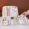 Intérieur spacieux de la trousse de toilette transparente avec produits de beauté organisés