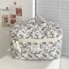 Zoom sur la fermeture éclair de qualité et les coutures renforcées de la trousse matelassée