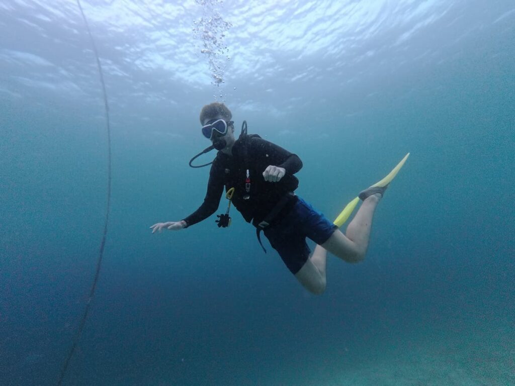 moi en train de faire de la plongée vu de dessous