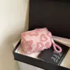 Mise en scène lifestyle de la trousse de toilette rose dans un décor féminin