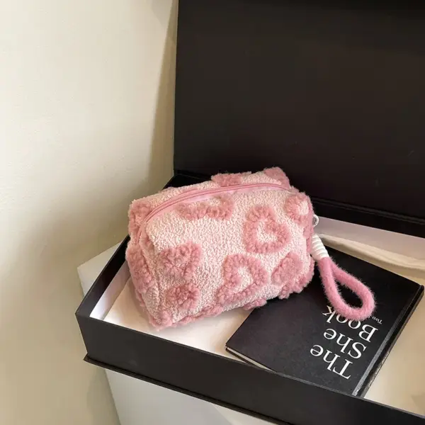 Mise en scène lifestyle de la trousse de toilette rose dans un décor féminin