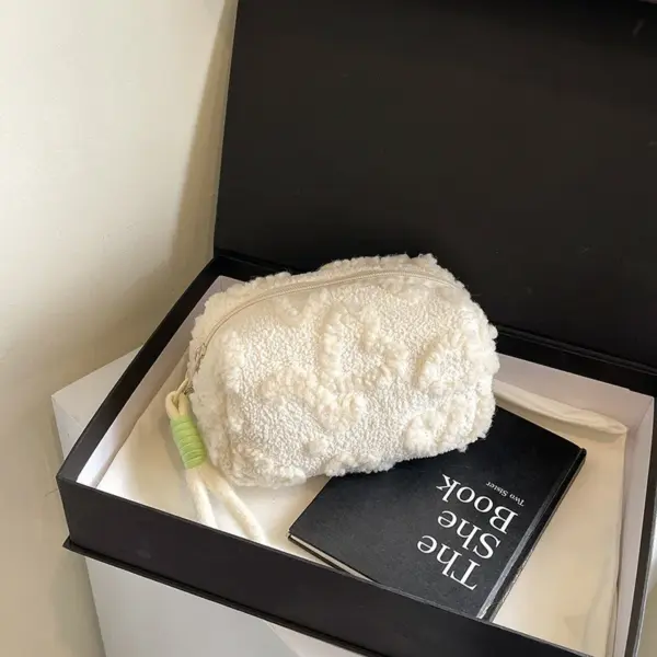 Gros plan artistique sur le motif cœur décoratif de la trousse en peluche