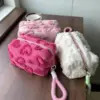 Trousse de toilette rose douce en polyester peluche avec impression cœur et fermeture éclair