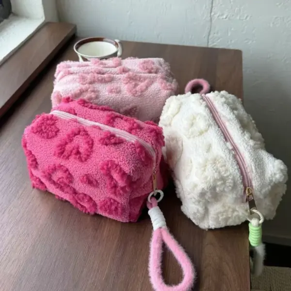 Trousse de toilette rose douce en polyester peluche avec impression cœur et fermeture éclair