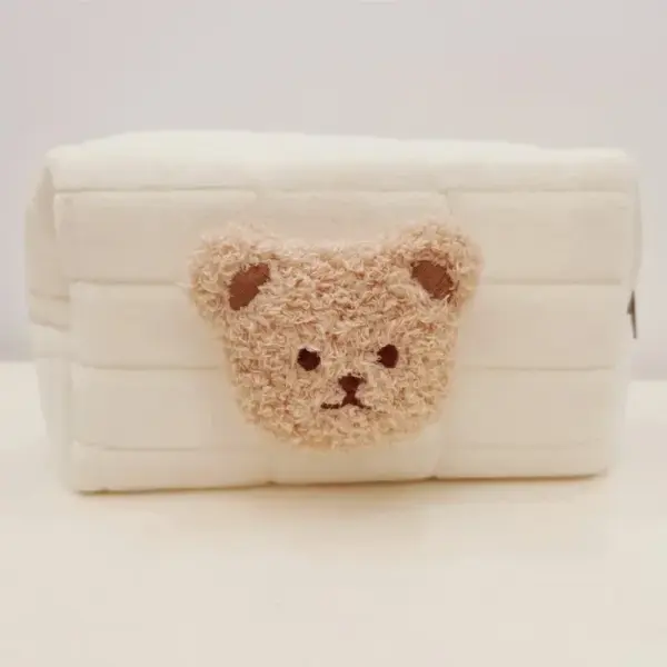 Trousse de toilette bébé coton rangée dans un sac à langer avec couches et accessoires de puériculture
