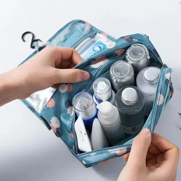 Trousse de toilette suspendue en utilisation avec produits de beauté organisés
