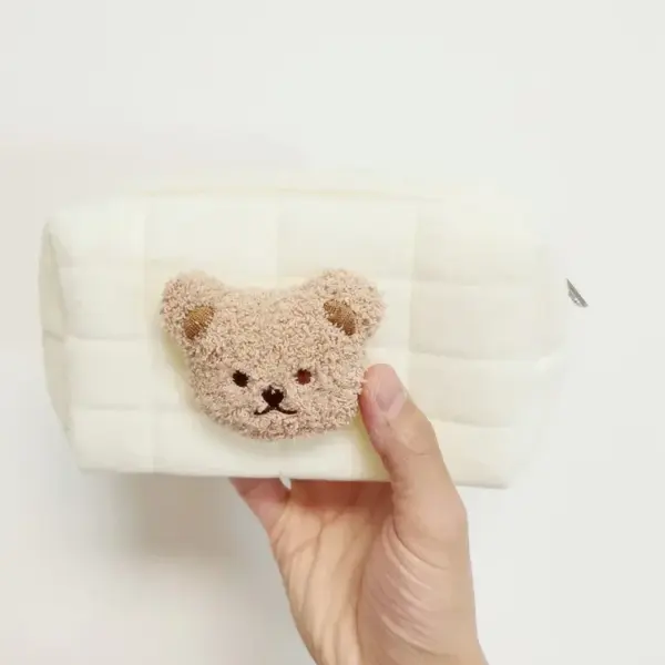 Trousse bébé remplie de produits essentiels : crème, thermomètre, compresses et accessoires de soin