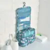 Trousse de toilette florale pliée à plat pour optimiser l'espace en valise