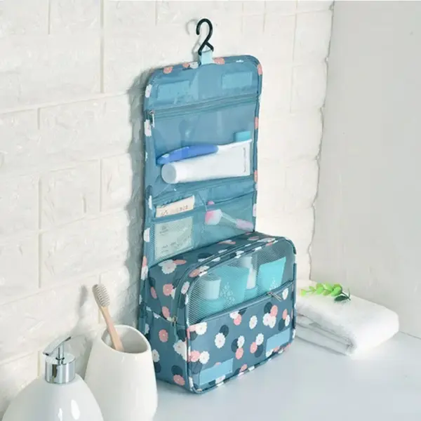 Trousse de toilette florale pliée à plat pour optimiser l'espace en valise